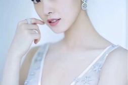 尹惠熙写真高清图片,魅力四溢,光影交织下的绝美瞬间