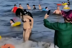 穿比基尼游泳的尴尬,时尚与争议的碰撞