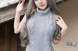 露背毛衣女孩写真,写真中的时尚演绎