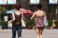 上海南京路街拍美女,时尚美女生动演绎都市风采