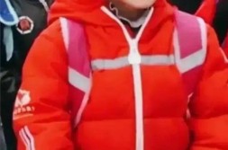 宁夏那个一笑成名否决百万签约的幼女孩现正正在成了如许-钟嘉欣携女儿胡杏儿家用膳百亿身家却住得如此接地气-嘉欣丝绸营收推广叠加高分红股价震动收跌098%-后不颓废?宁夏那个一笑成名否决百万签约的幼女孩现